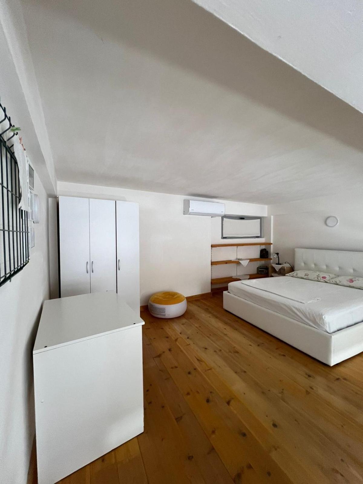 Dario's Loft In City. Vlorë
